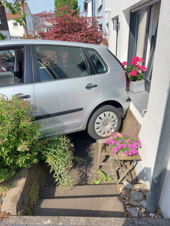 Auto setzt sich auf die Bank 1